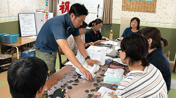 写真：おむつ研修の様子